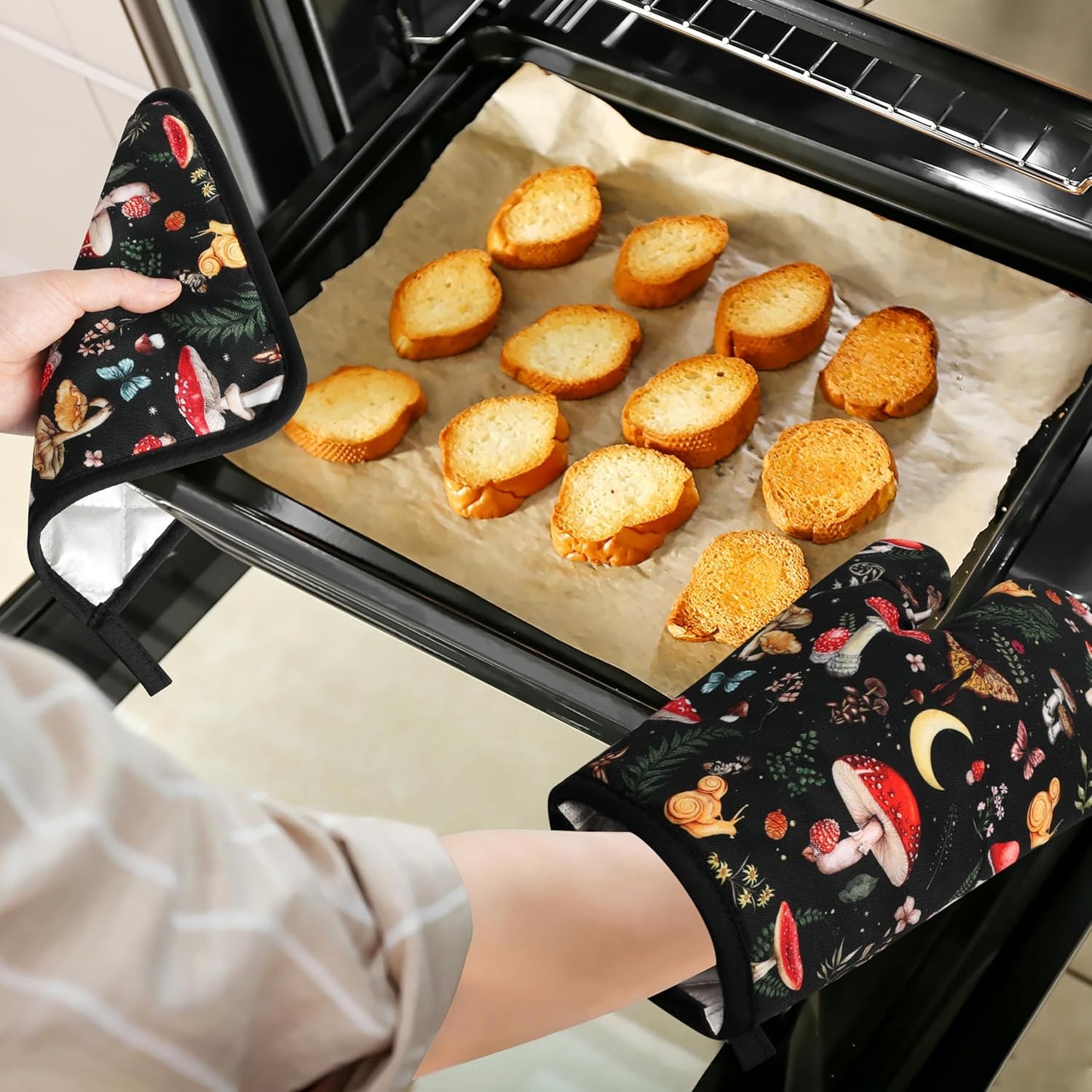 Mushroom Oven Mitts and Pot Holders Sets Cute Oven Gloves Heat Resistant 4 Pcs Funny Decorative Kitchen Hot Pads and Mitts for Baking Cooking Grilling