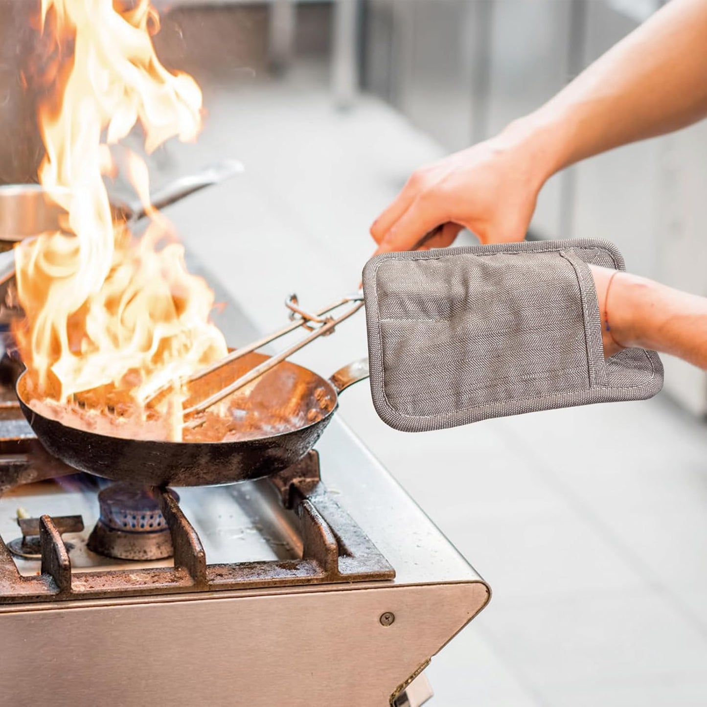 Pot Holders Yarn-Dyed Set of 3 Non Slip Silicone Kitchen Lines Heat Resistant 500℉ Kitchen Gloves BBQ Cooking Baking Cooking Barbecue Microwave Machine Washable (Khaki Pot Holders)