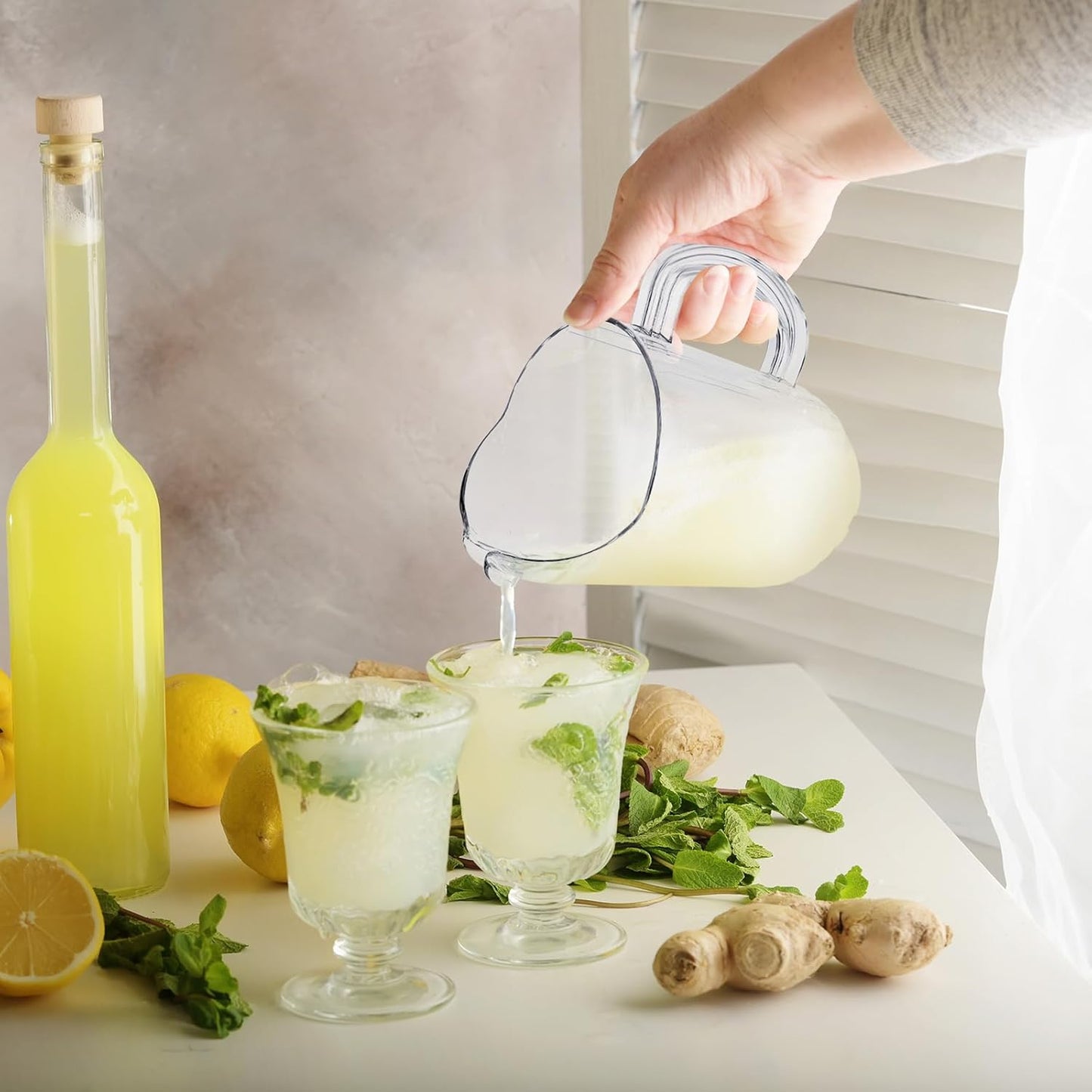 Tessco for you Plastic Pitchers 60 Ounce Clear Restaurant Jug Large Water Pitcher Carafe Serve Milk Tea Juice Drink for Parties Container Dispenser Beer Jar(1 Pcs)