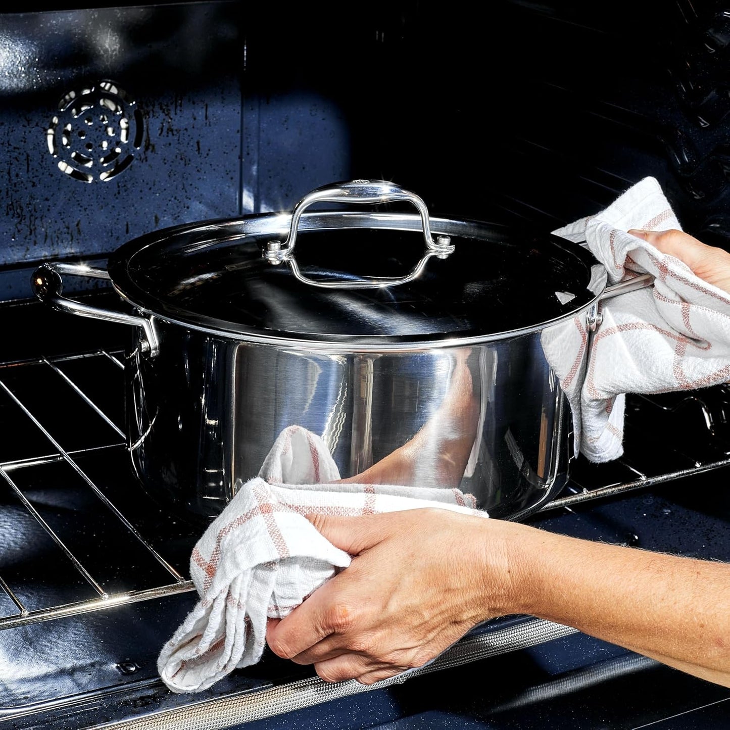 HexClad Hybrid Nonstick 6.5-Quart Oval Dutch Oven with Stainless Steel Lid, Stay-Cool Handles, Dishwasher-Friendly, Oven-Safe Up to 900°F, Induction Ready, Compatible with All Cooktops